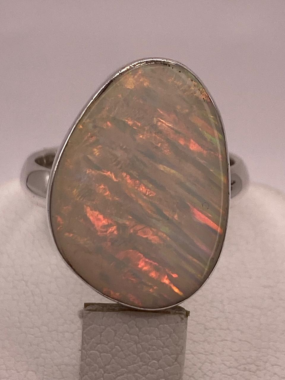 Anillo Minimalista Ajustable con Ópalo de Fuego en Plata .925, vista de detalle