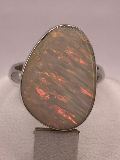 Anillo Minimalista Ajustable con Ópalo de Fuego en Plata .925, vista de detalle