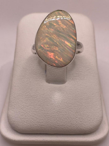 Anillo Minimalista Ajustable con Ópalo de Fuego en Plata .925 — ángulo diagonal