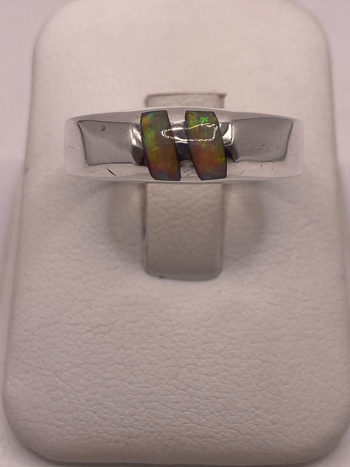 Anillo Minimalista de Plata 925 con Ópalo de Fuego en báscula mostrando peso