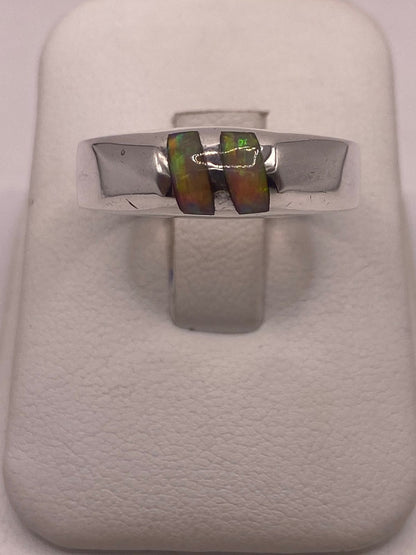 Anillo Minimalista de Plata 925 con Ópalo de Fuego en báscula mostrando peso