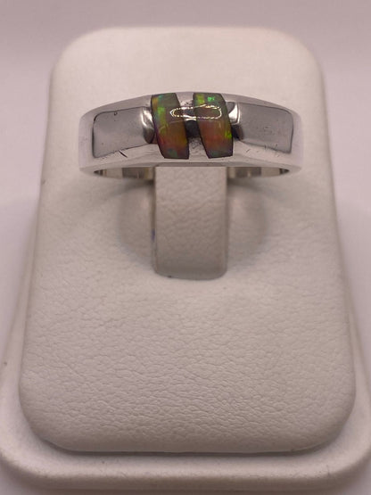Anillo Minimalista de Plata 925 con Ópalo de Fuego, vista de detalle