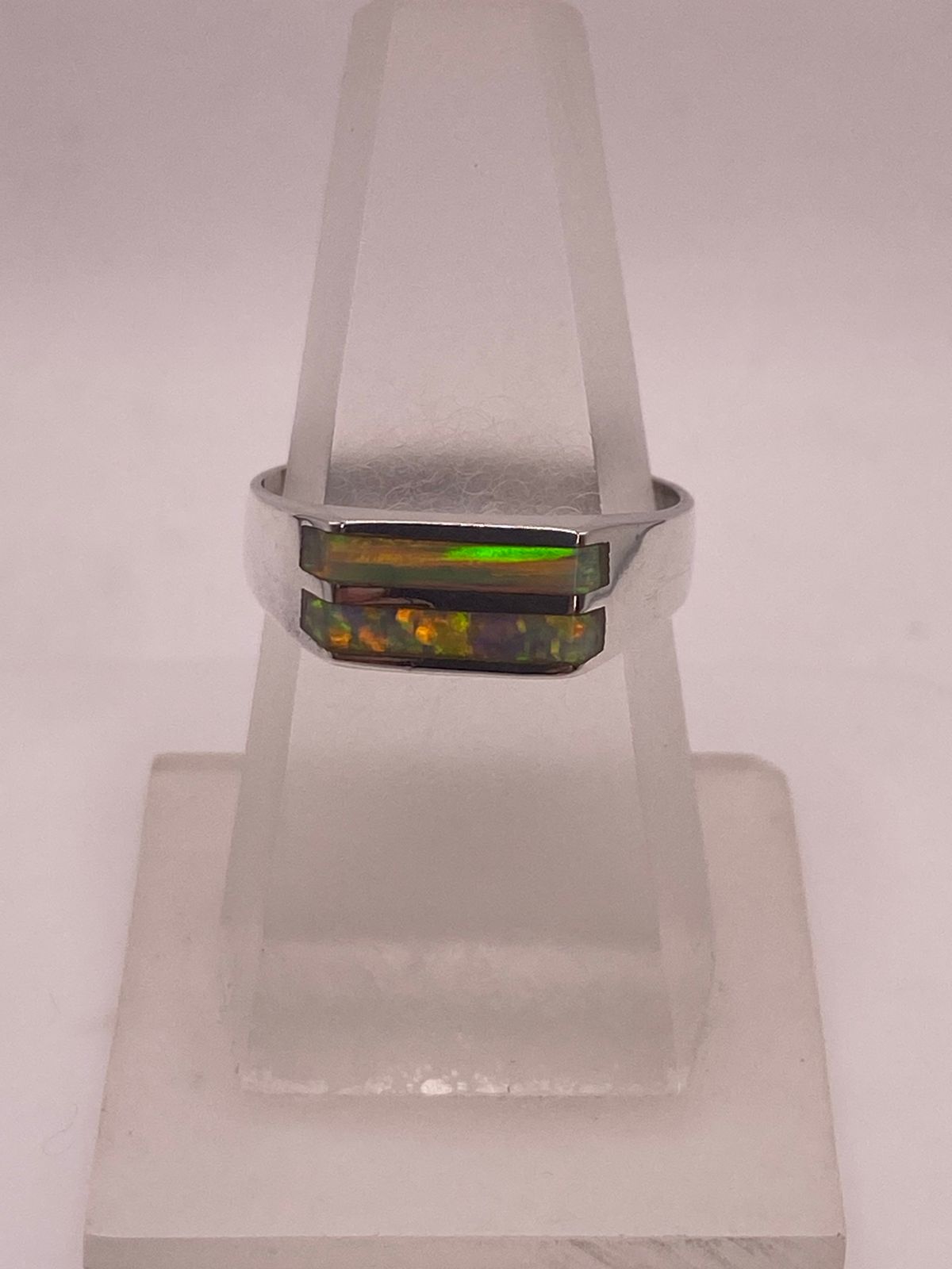 Anillo Minimalista de Plata 925 con Ópalo de Fuego — ángulo diagonal