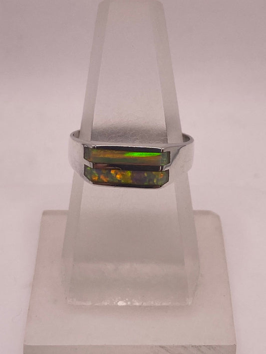 Anillo Minimalista de Plata 925 con Ópalo de Fuego — ángulo diagonal
