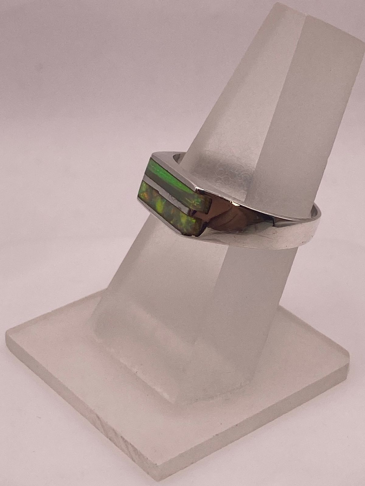 Anillo Minimalista de Plata 925 con Ópalo de Fuego, vista frontal