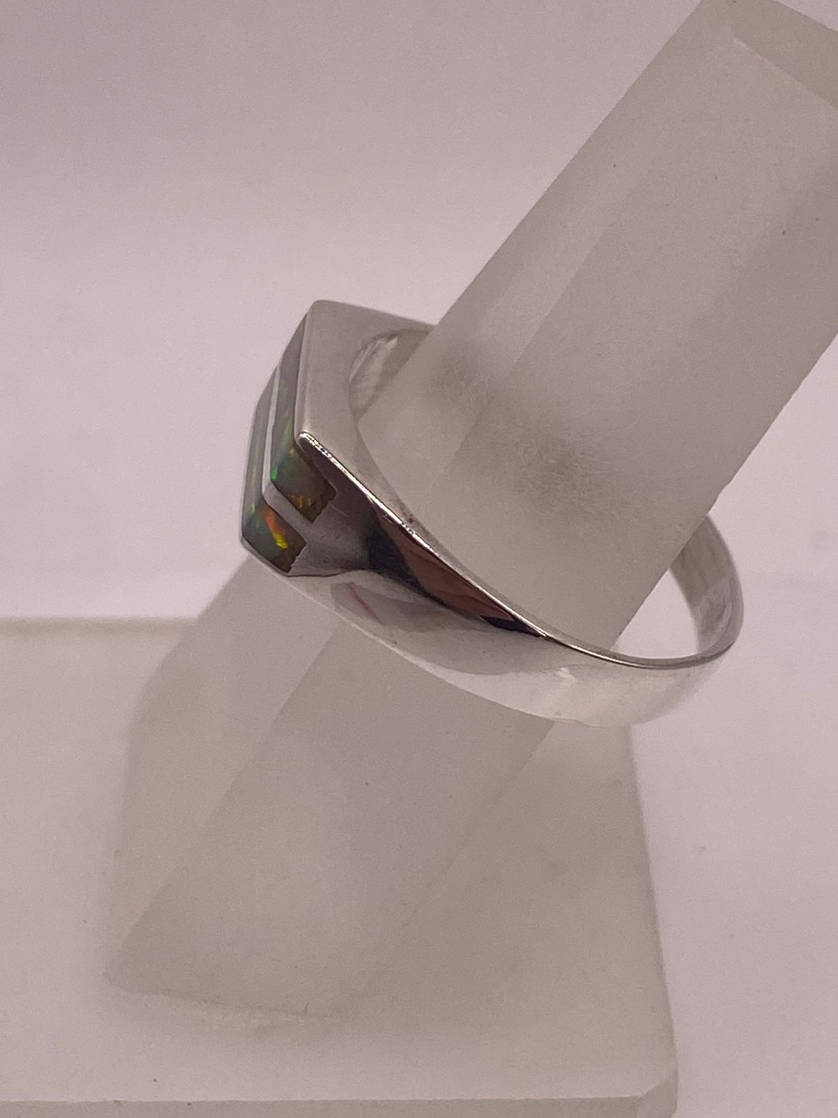 Anillo Minimalista de Plata 925 con Ópalo de Fuego, vista de detalle