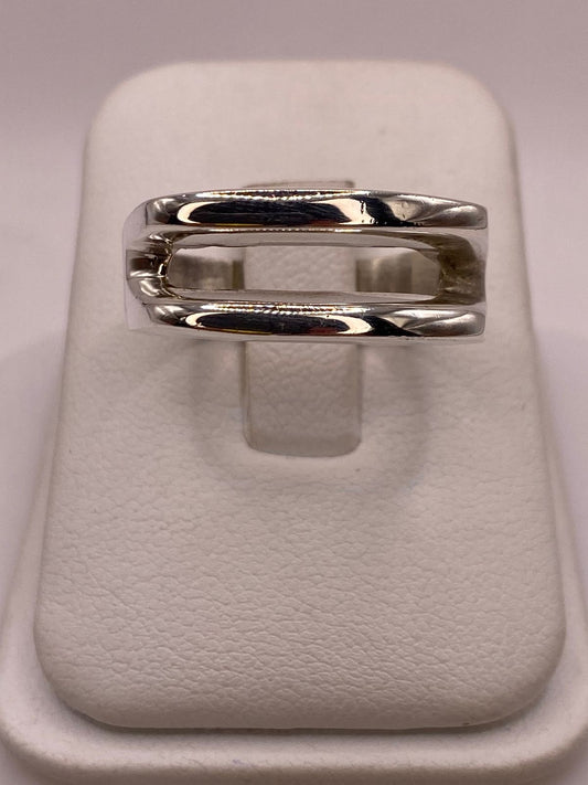 Anillo Minimalista de Plata Ley .925 con Diseño Rectangular — ángulo diagonal