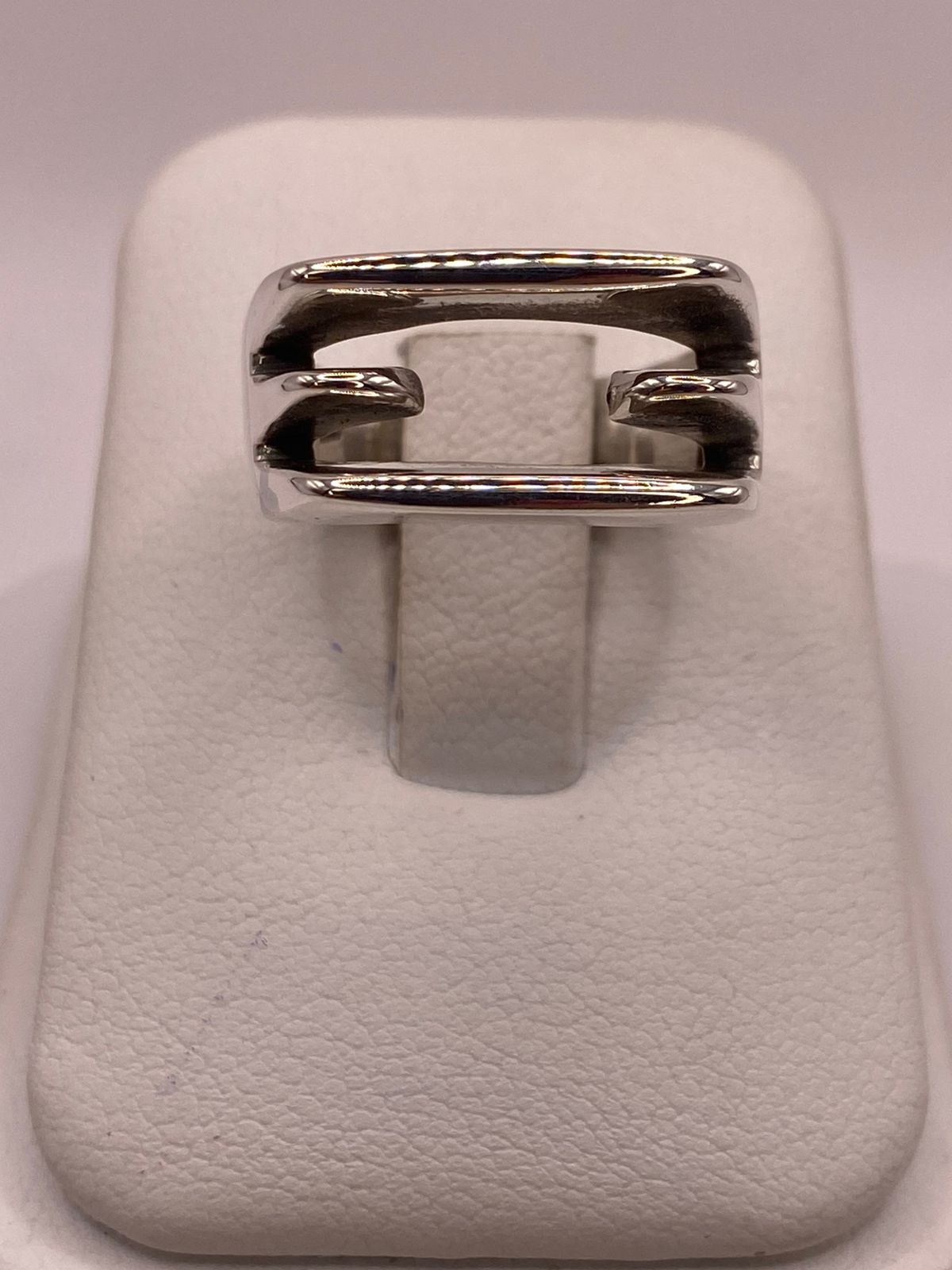 Anillo Moderno de Doble Barra Abierta en Plata .925, vista de detalle