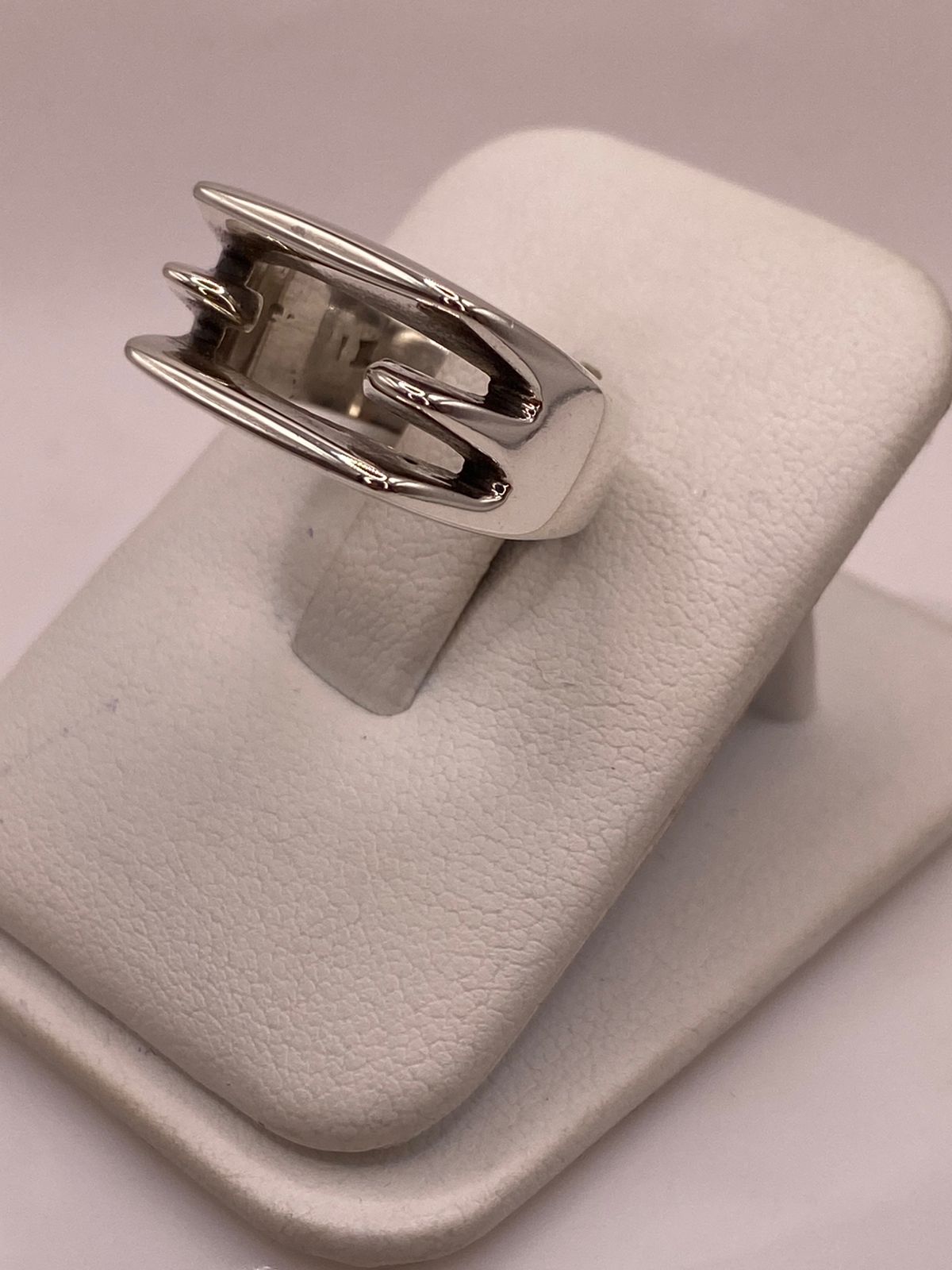 Anillo Moderno de Doble Barra Abierta en Plata .925, vista frontal
