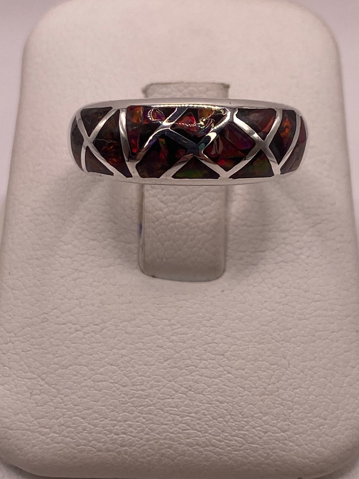 Anillo Moderno Geométrico de Plata 950 con Ópalo de Fuego en báscula mostrando peso