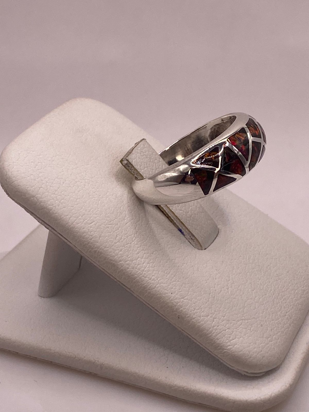 Anillo Moderno Geométrico de Plata 950 con Ópalo de Fuego, vista lateral