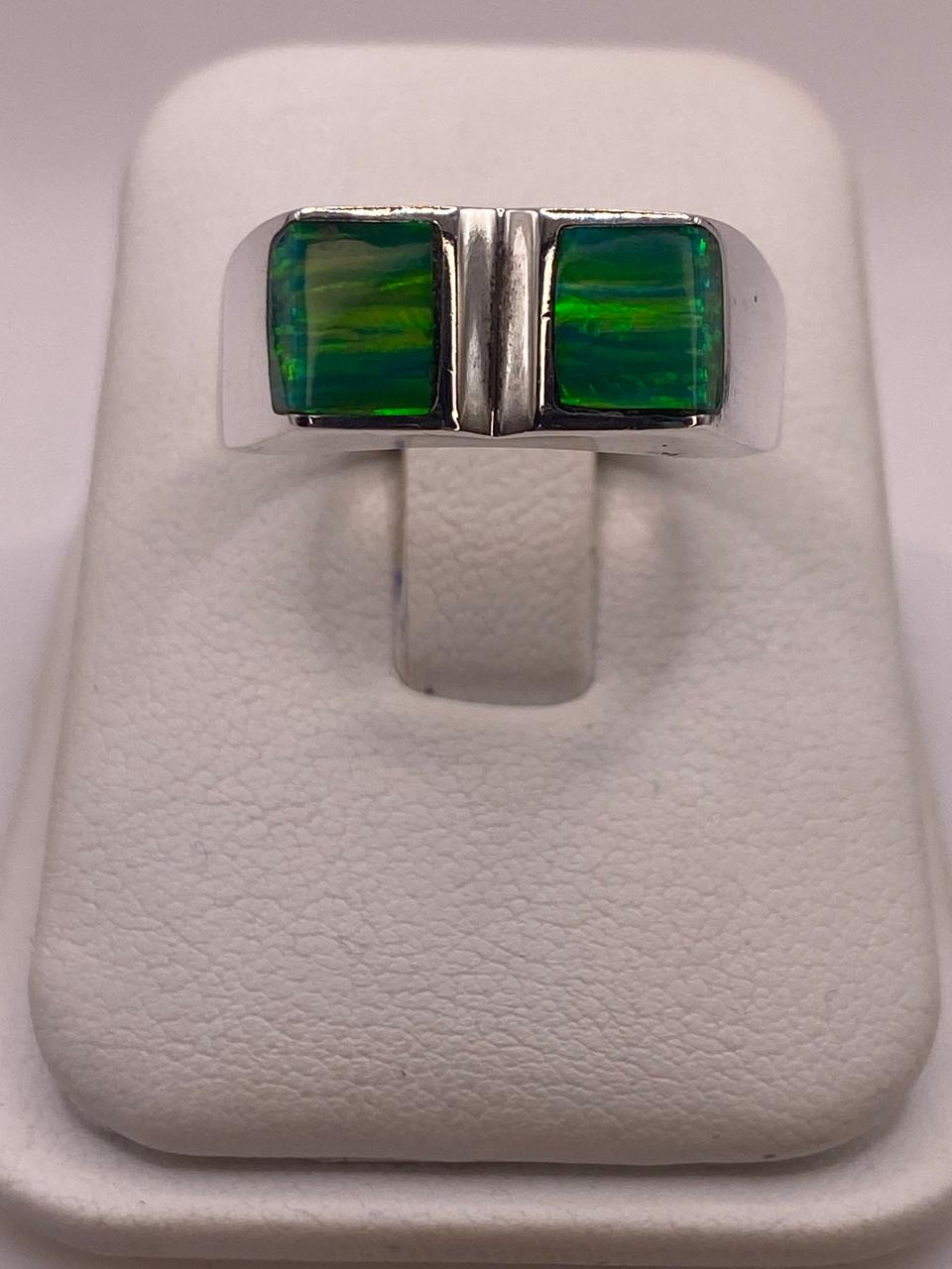 Anillo Moderno Geométrico de Plata 950 con Ópalo de Fuego Verde Tornasol en báscula mostrando peso