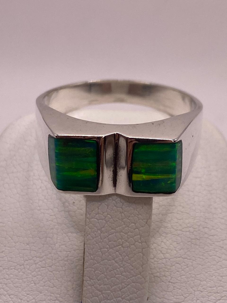 Anillo Moderno Geométrico de Plata 950 con Ópalo de Fuego Verde Tornasol, vista superior