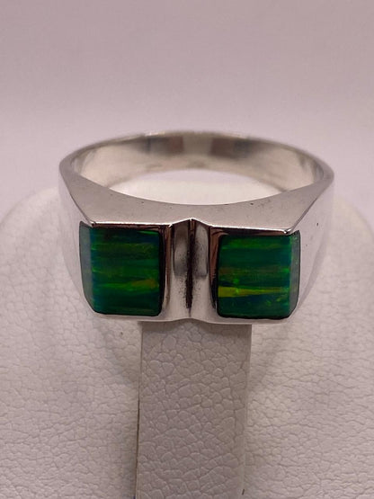 Anillo Moderno Geométrico de Plata 950 con Ópalo de Fuego Verde Tornasol, vista superior