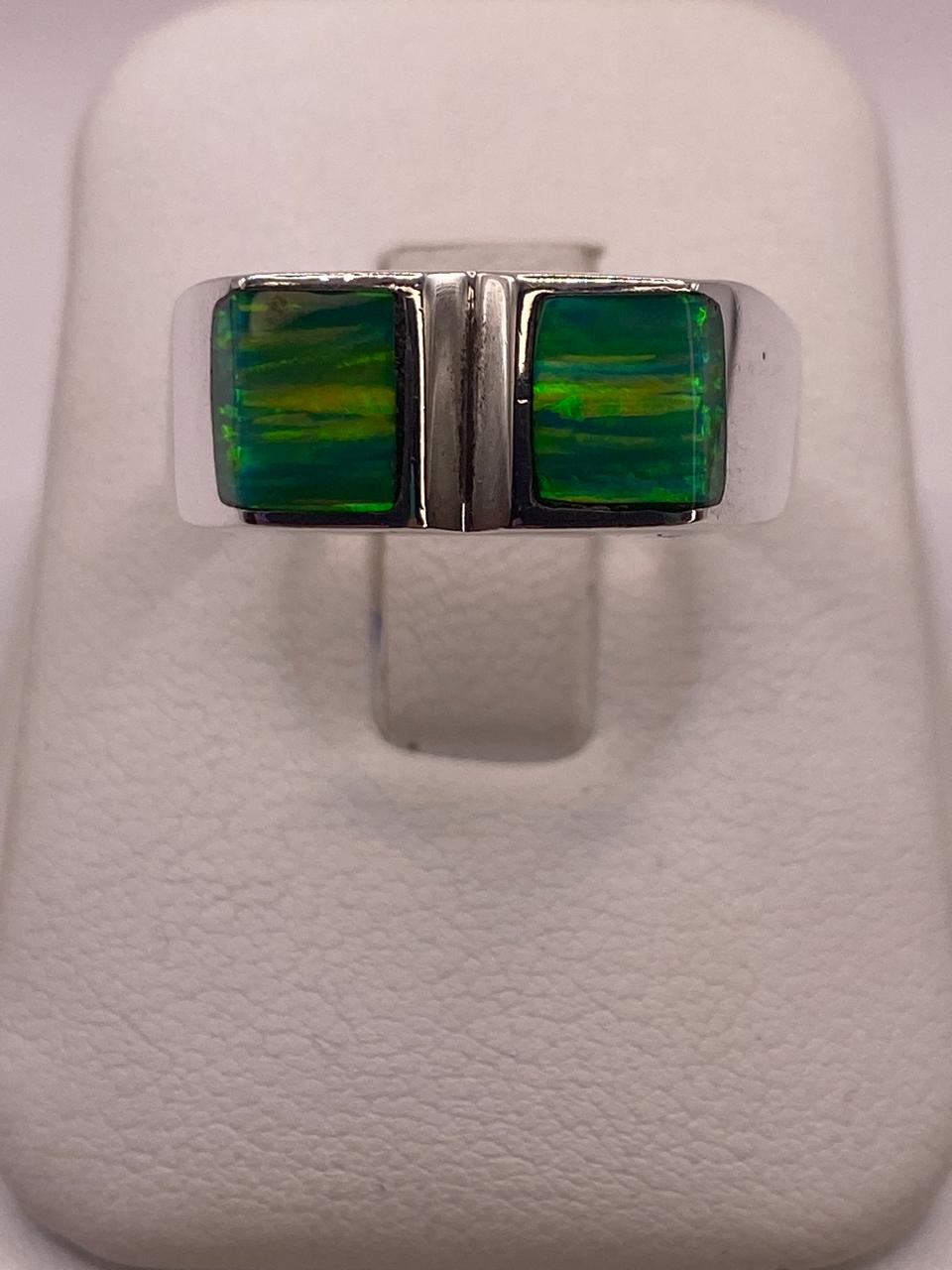 Anillo Moderno Geométrico de Plata 950 con Ópalo de Fuego Verde Tornasol, vista lateral