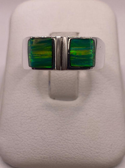 Anillo Moderno Geométrico de Plata 950 con Ópalo de Fuego Verde Tornasol, vista lateral