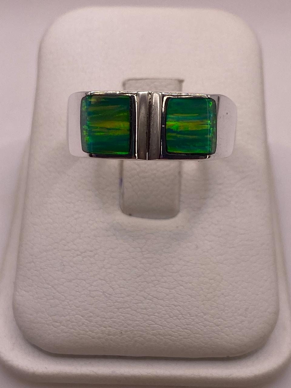 Anillo Moderno Geométrico de Plata 950 con Ópalo de Fuego Verde Tornasol, vista de detalle