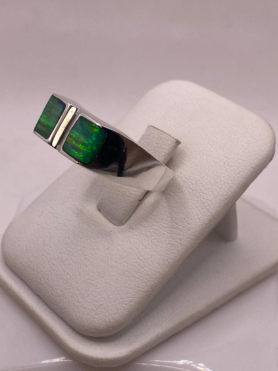 Anillo Moderno Geométrico de Plata 950 con Ópalo de Fuego Verde Tornasol, vista frontal