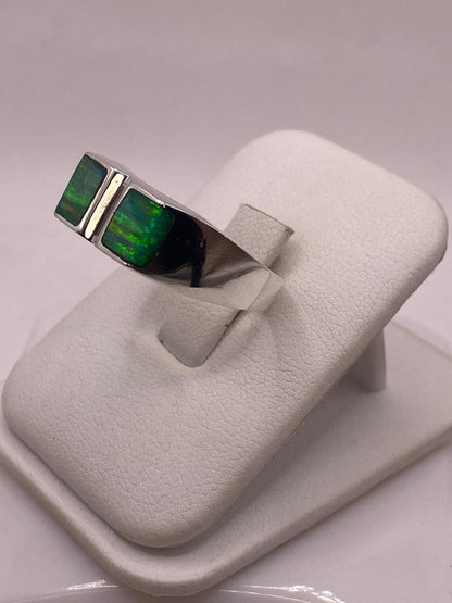 Anillo Moderno Geométrico de Plata 950 con Ópalo de Fuego Verde Tornasol, vista frontal