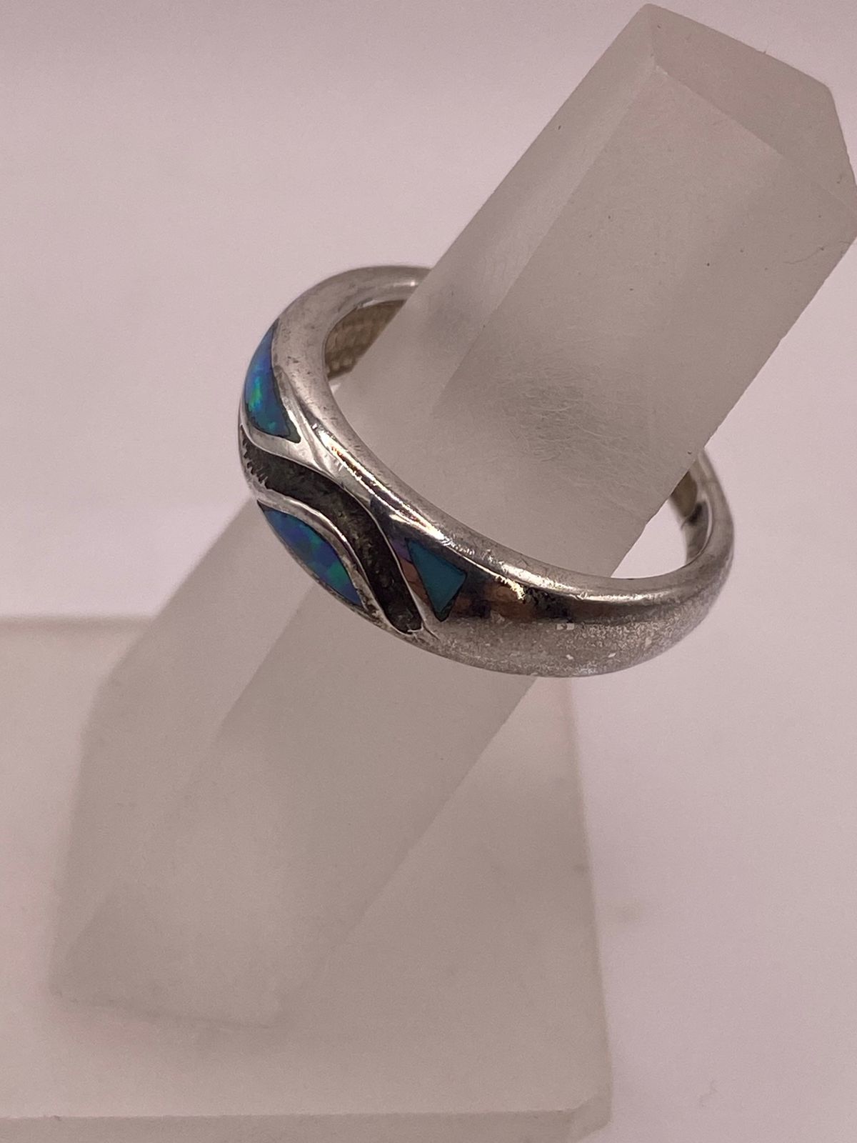 Anillo Moderno Ondulado de Plata 950 con Ópalo de Fuego, vista lateral