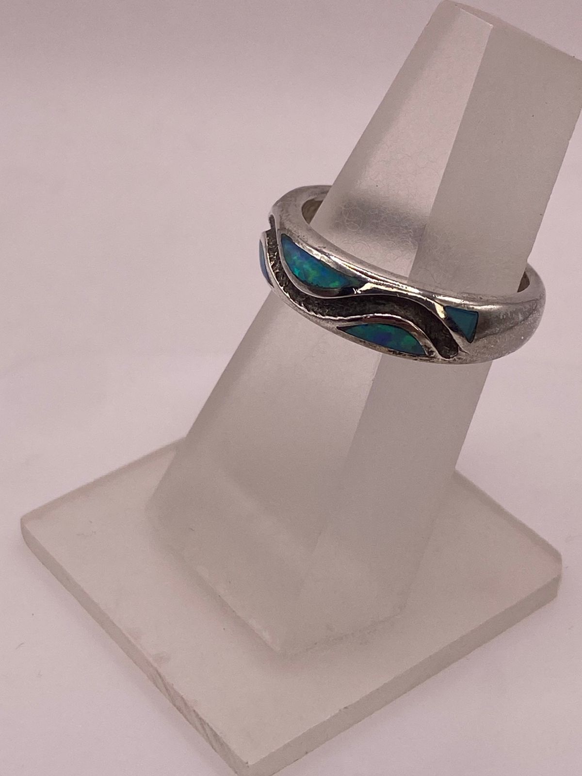 Anillo Moderno Ondulado de Plata 950 con Ópalo de Fuego, vista frontal