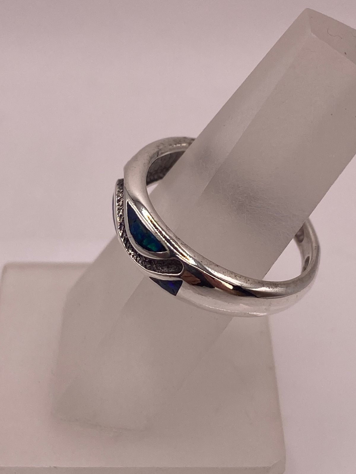 Anillo Moderno Ondulado de Plata 950 con Ópalo de Fuego, vista de detalle