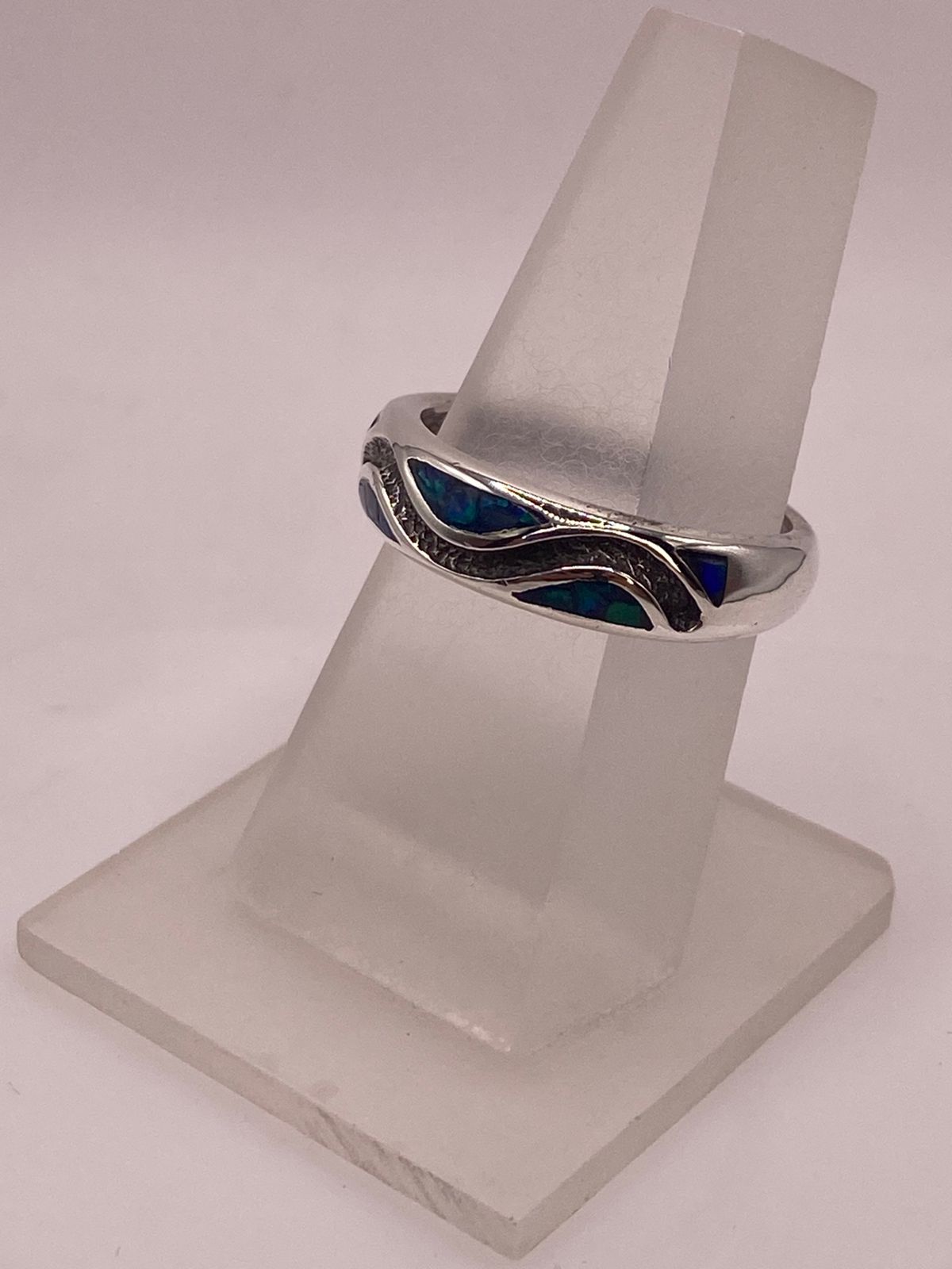 Anillo Moderno Ondulado de Plata 950 con Ópalo de Fuego, vista frontal