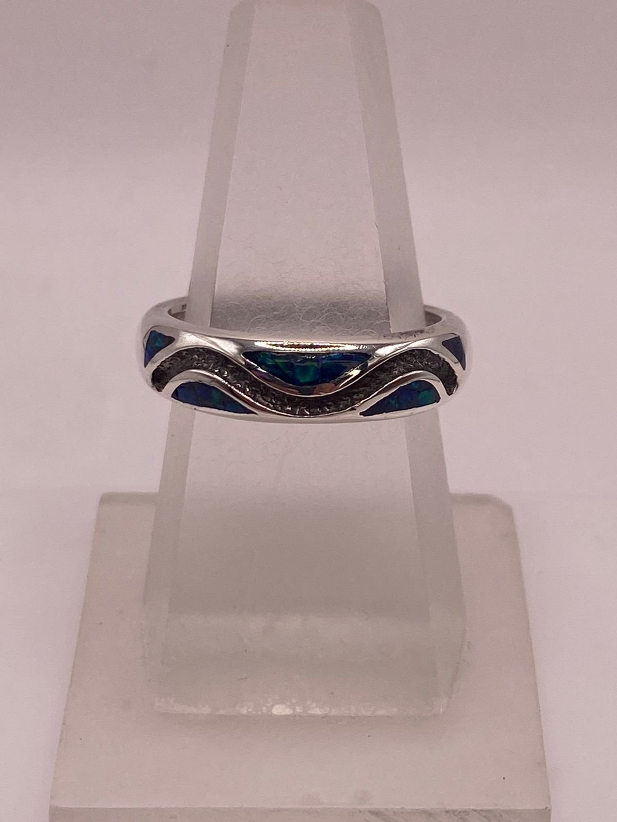 Anillo Moderno Ondulado de Plata 950 con Ópalo de Fuego, vista lateral