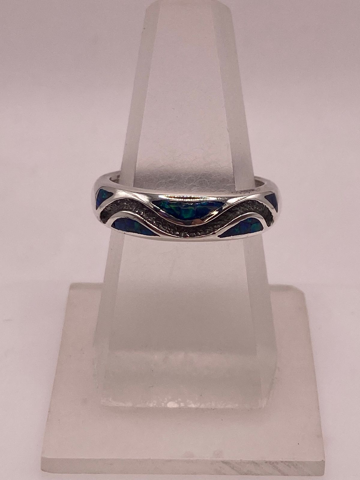 Anillo Moderno Ondulado de Plata 950 con Ópalo de Fuego — ángulo diagonal