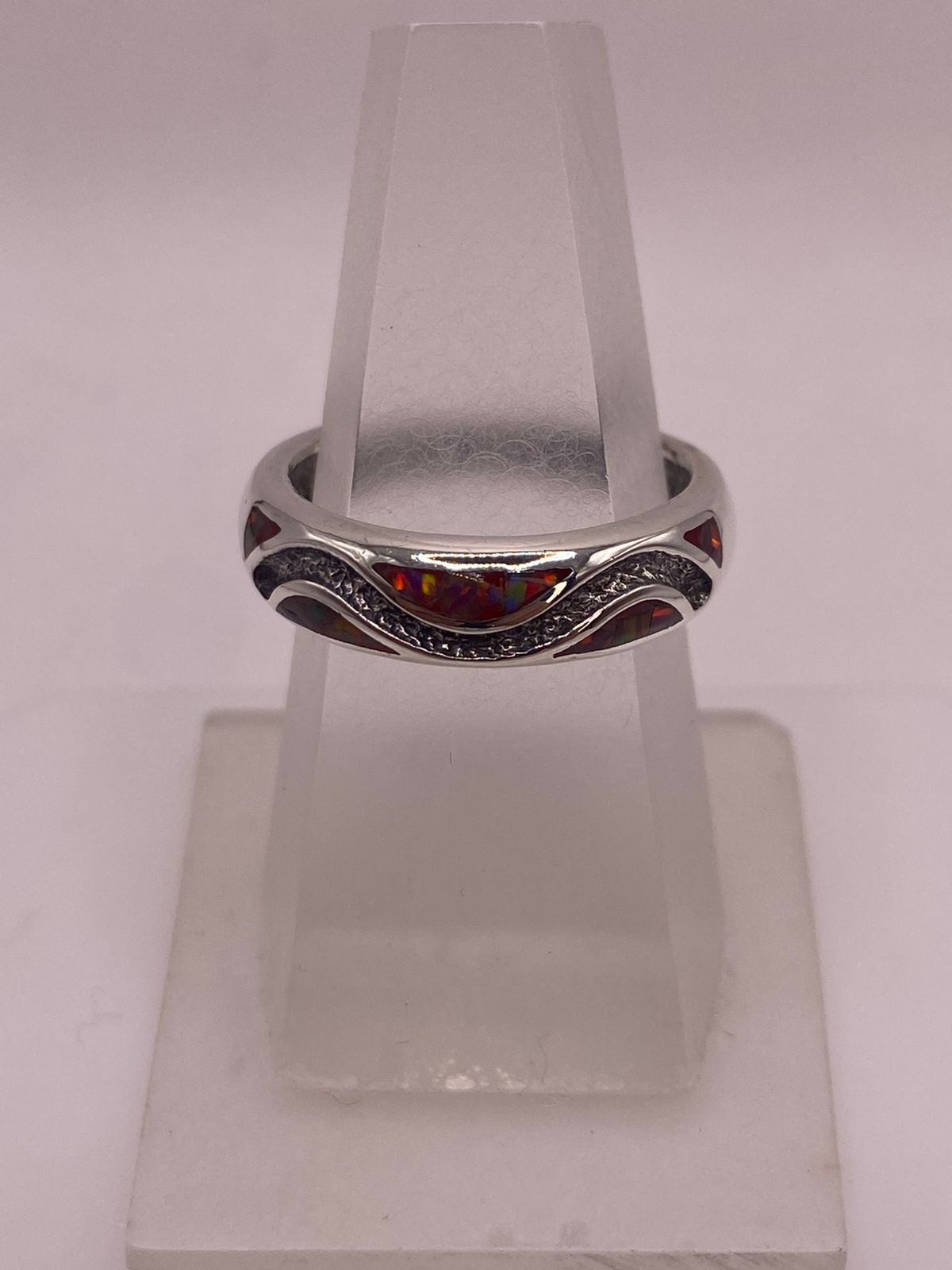 Anillo Moderno Ondulado de Plata 950 con Ópalo de Fuego — ángulo diagonal