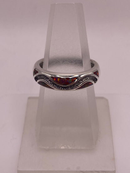 Anillo Moderno Ondulado de Plata 950 con Ópalo de Fuego — ángulo diagonal