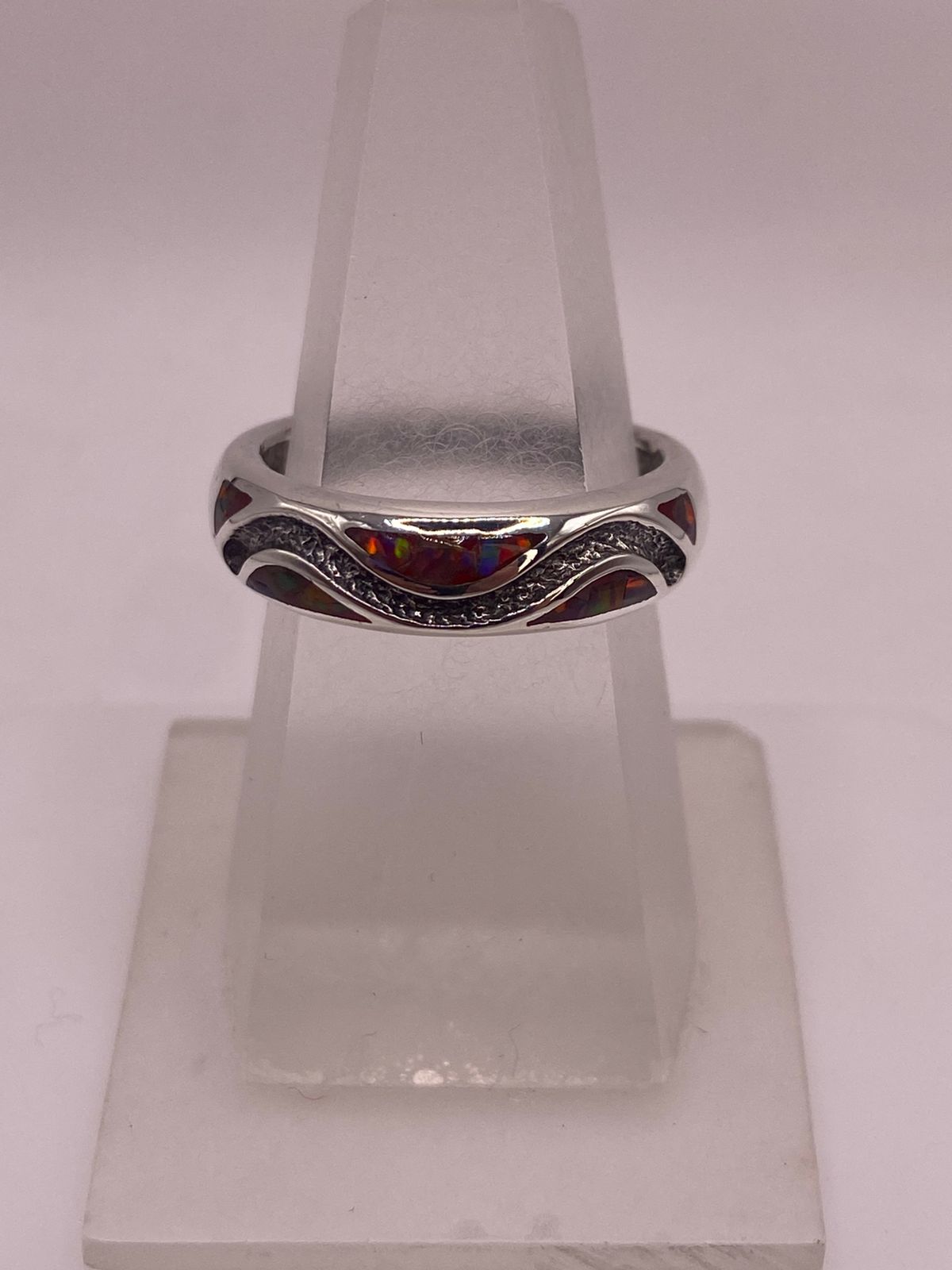 Anillo Moderno Ondulado de Plata 950 con Ópalo de Fuego, vista lateral