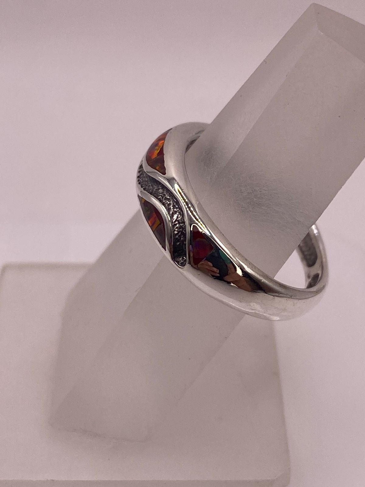 Anillo Moderno Ondulado de Plata 950 con Ópalo de Fuego, vista de detalle