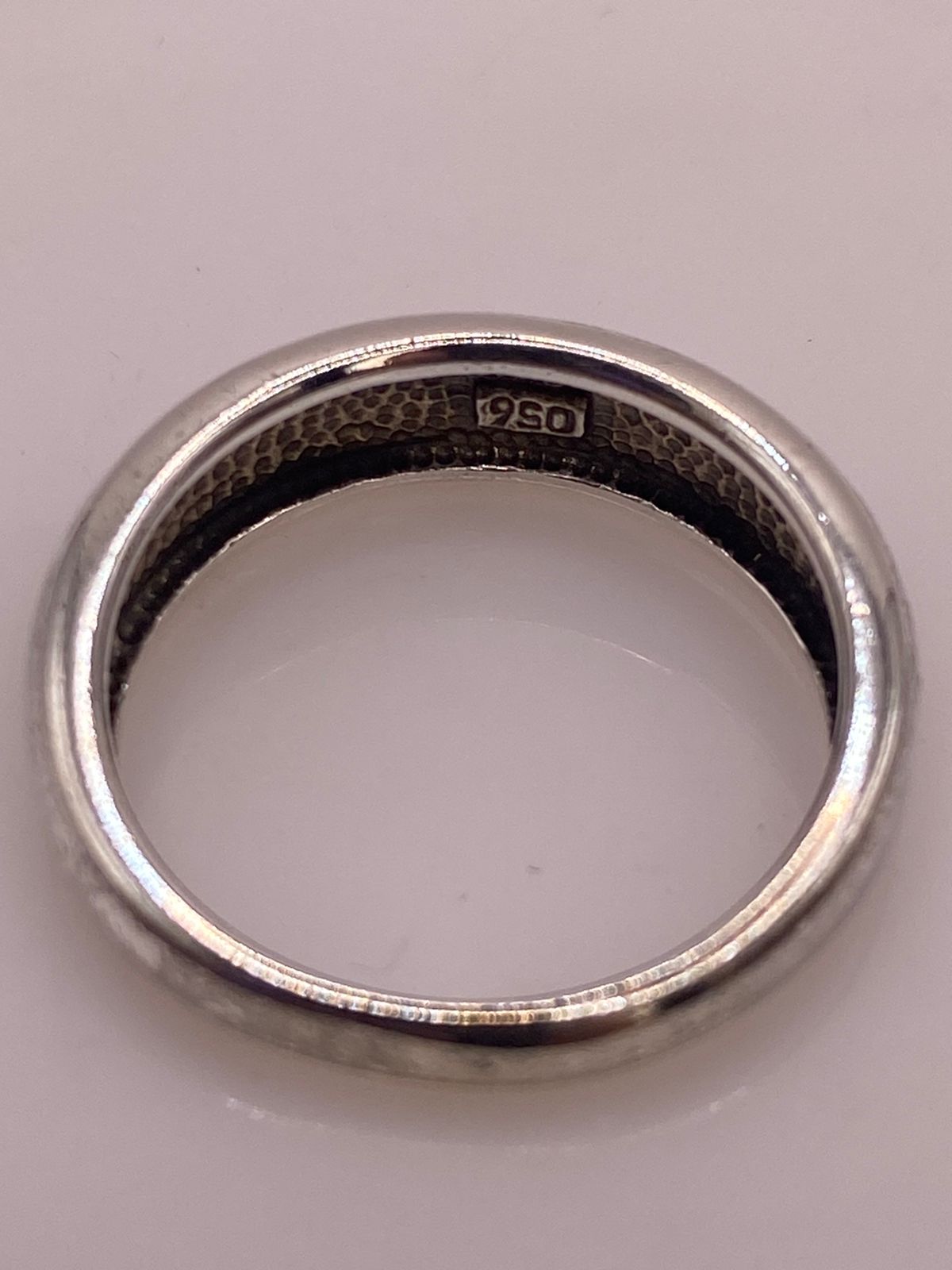 Anillo Moderno Ondulado de Plata 950 con Ópalo de Fuego, sello de autenticidad Plata Ley .925