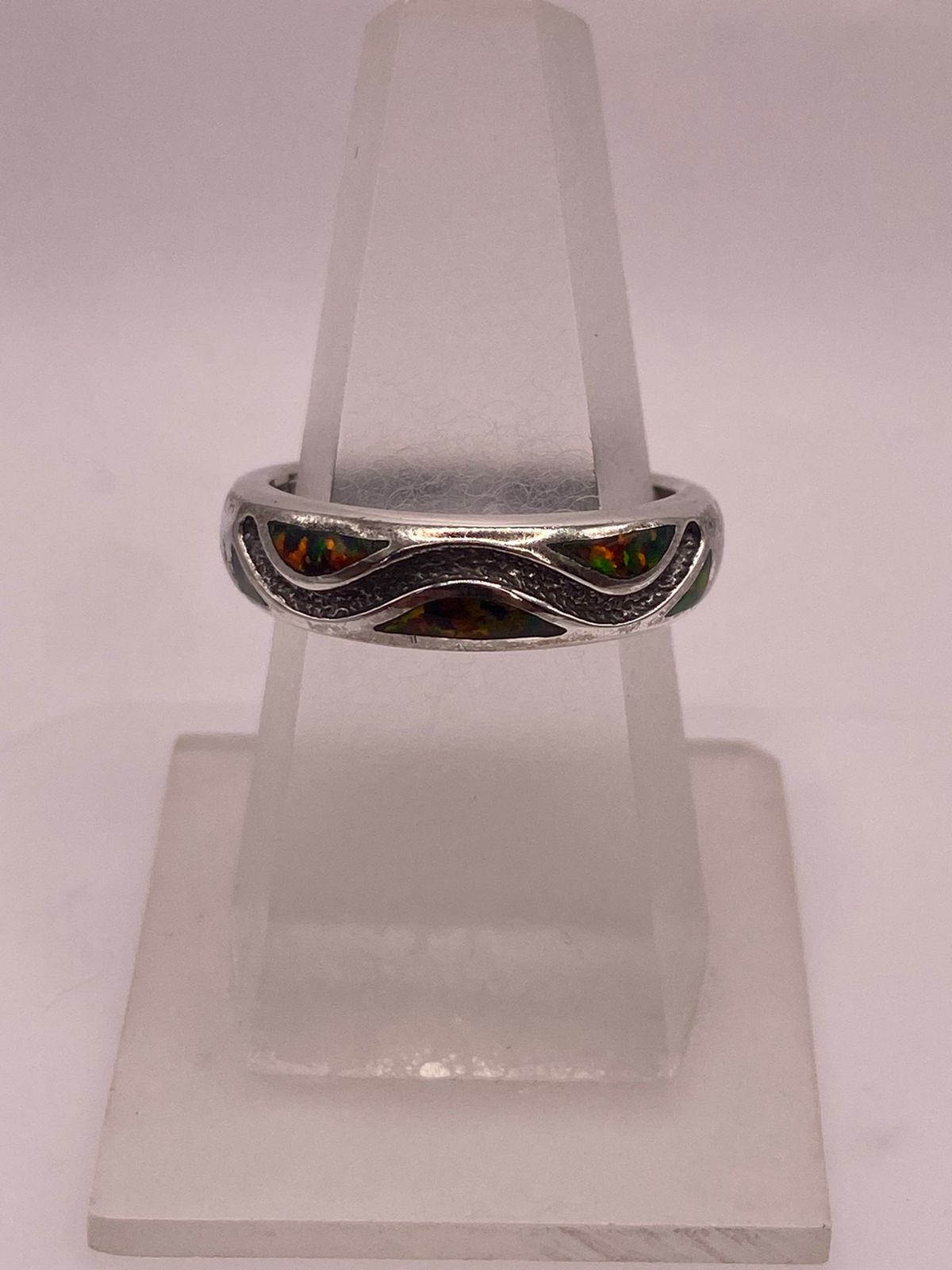 Anillo Moderno Ondulado de Plata 950 con Ópalo de Fuego — ángulo diagonal
