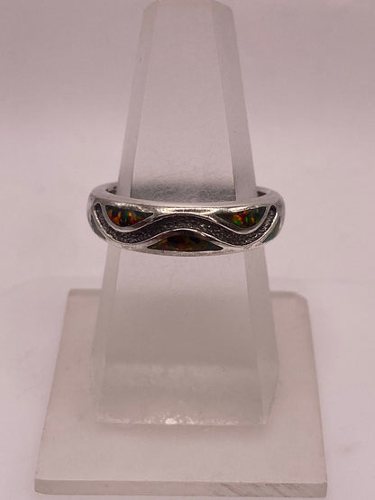 Anillo Moderno Ondulado de Plata 950 con Ópalo de Fuego — ángulo diagonal