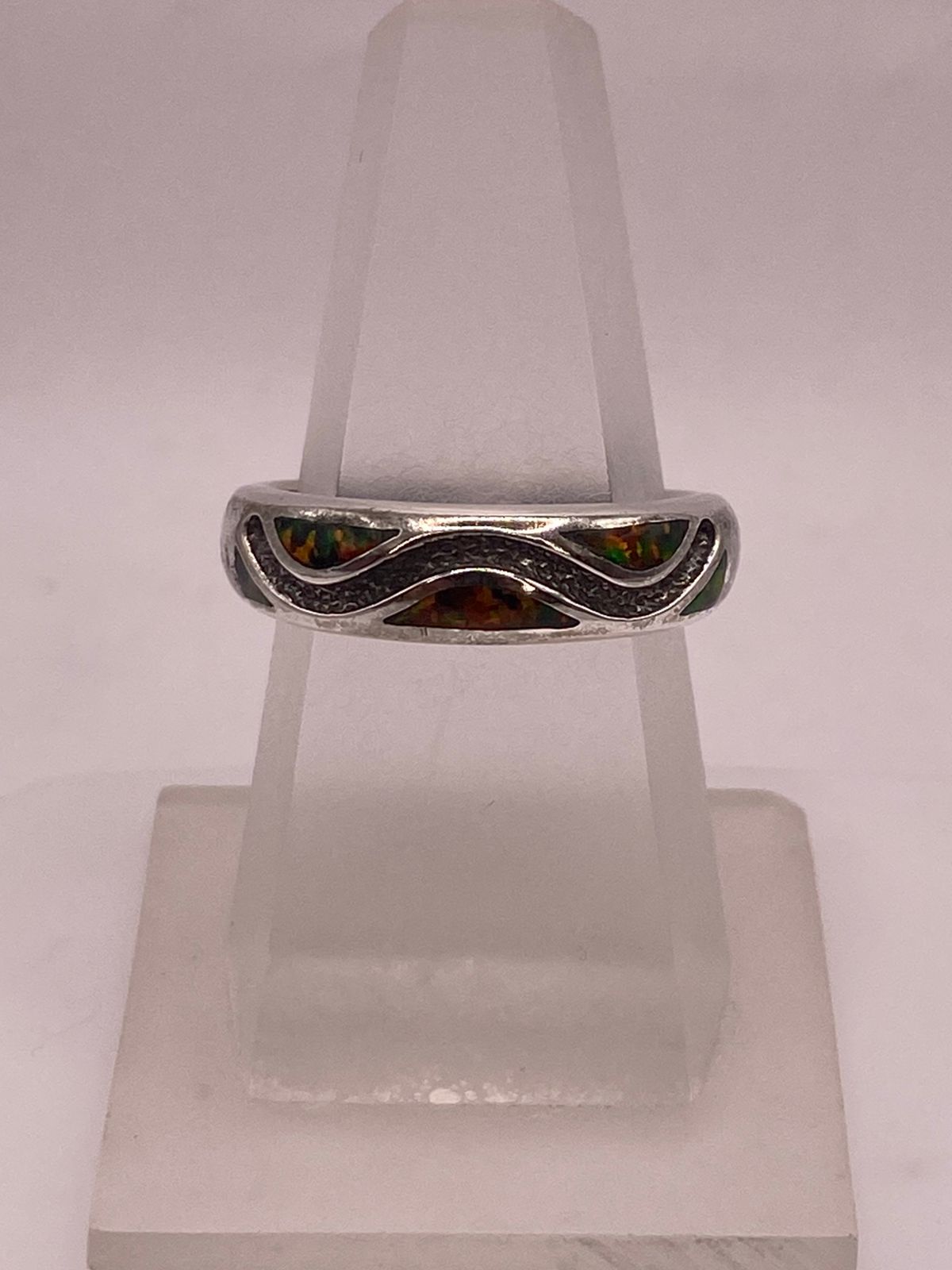 Anillo Moderno Ondulado de Plata 950 con Ópalo de Fuego, vista lateral