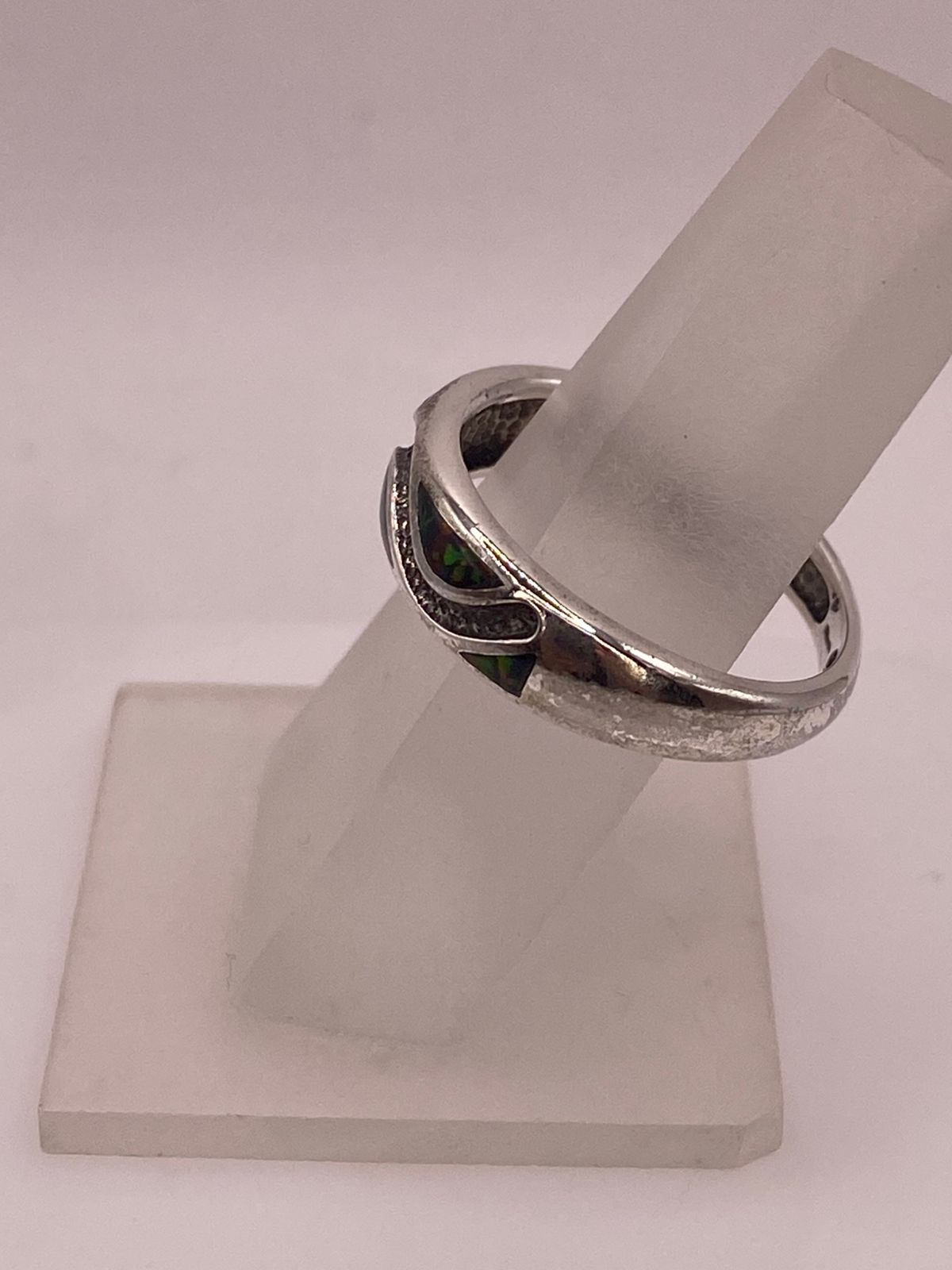Anillo Moderno Ondulado de Plata 950 con Ópalo de Fuego, vista de detalle