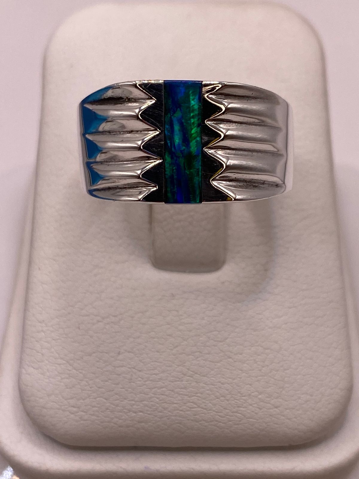 Anillo Moderno con Ópalo de Fuego Azul‑verde en Plata Ley 925 — ángulo diagonal