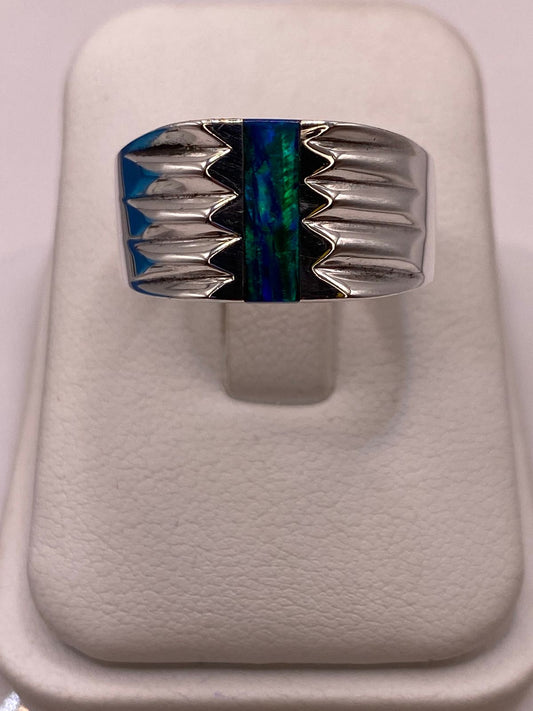 Anillo Moderno con Ópalo de Fuego Azul‑verde en Plata Ley 925 — ángulo diagonal