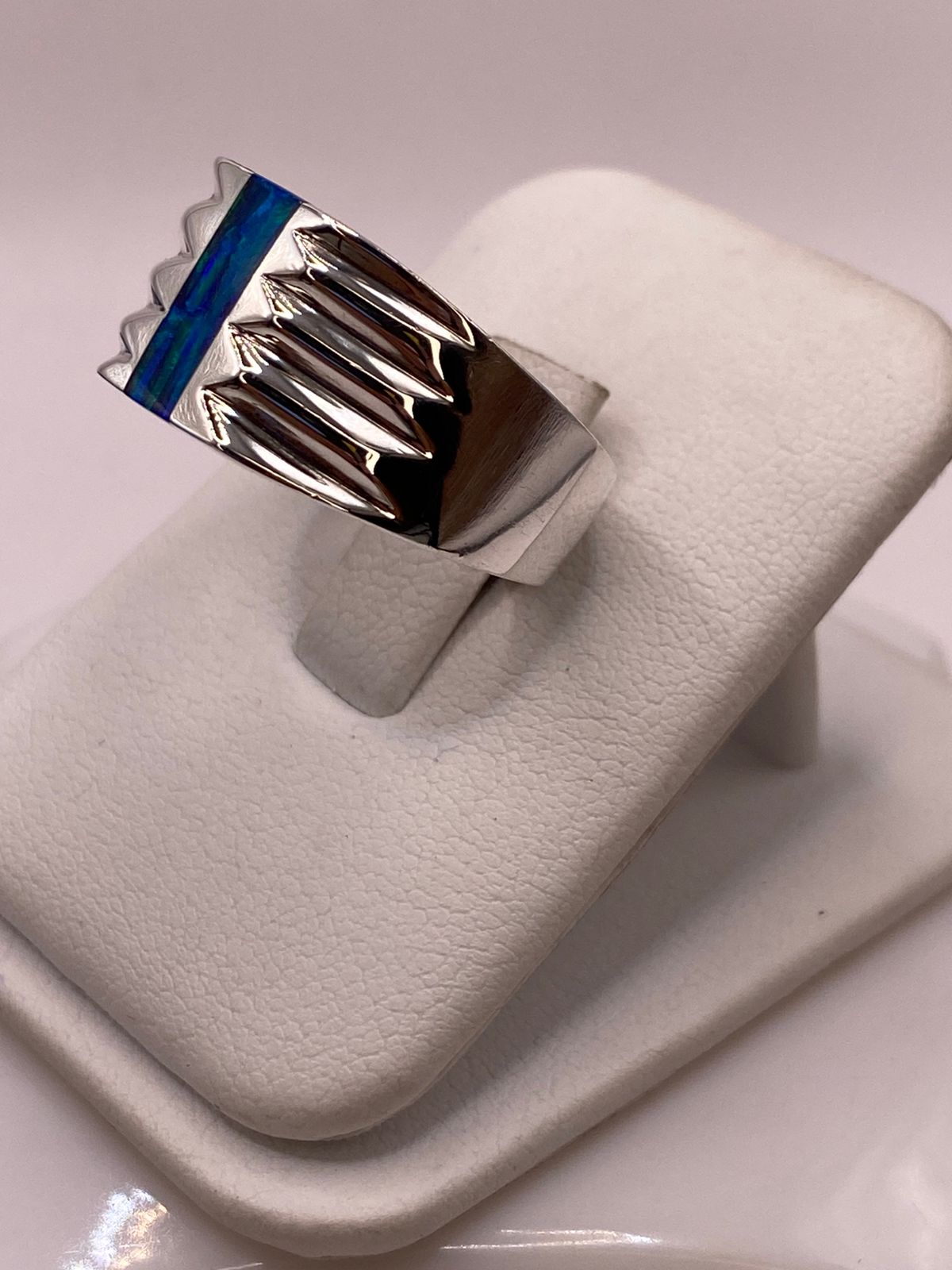 Anillo Moderno con Ópalo de Fuego Azul‑Verde en Plata Ley 925, vista frontal