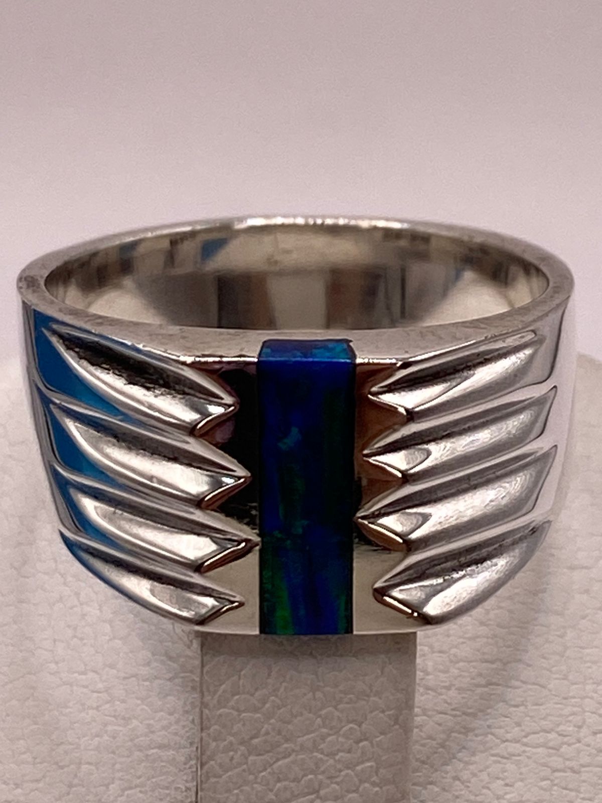 Anillo Moderno con Ópalo de Fuego Azul‑verde en Plata Ley 925, vista de detalle