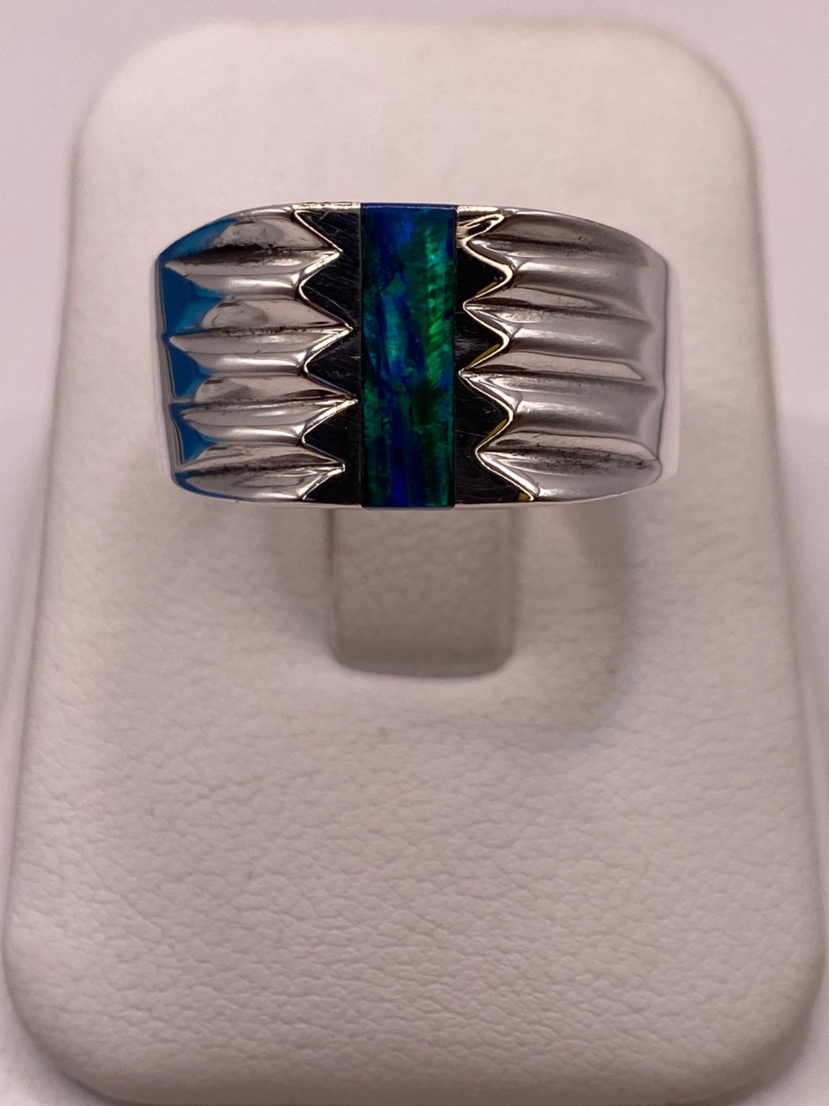 Anillo Moderno con Ópalo de Fuego Azul‑verde en Plata Ley 925, vista lateral