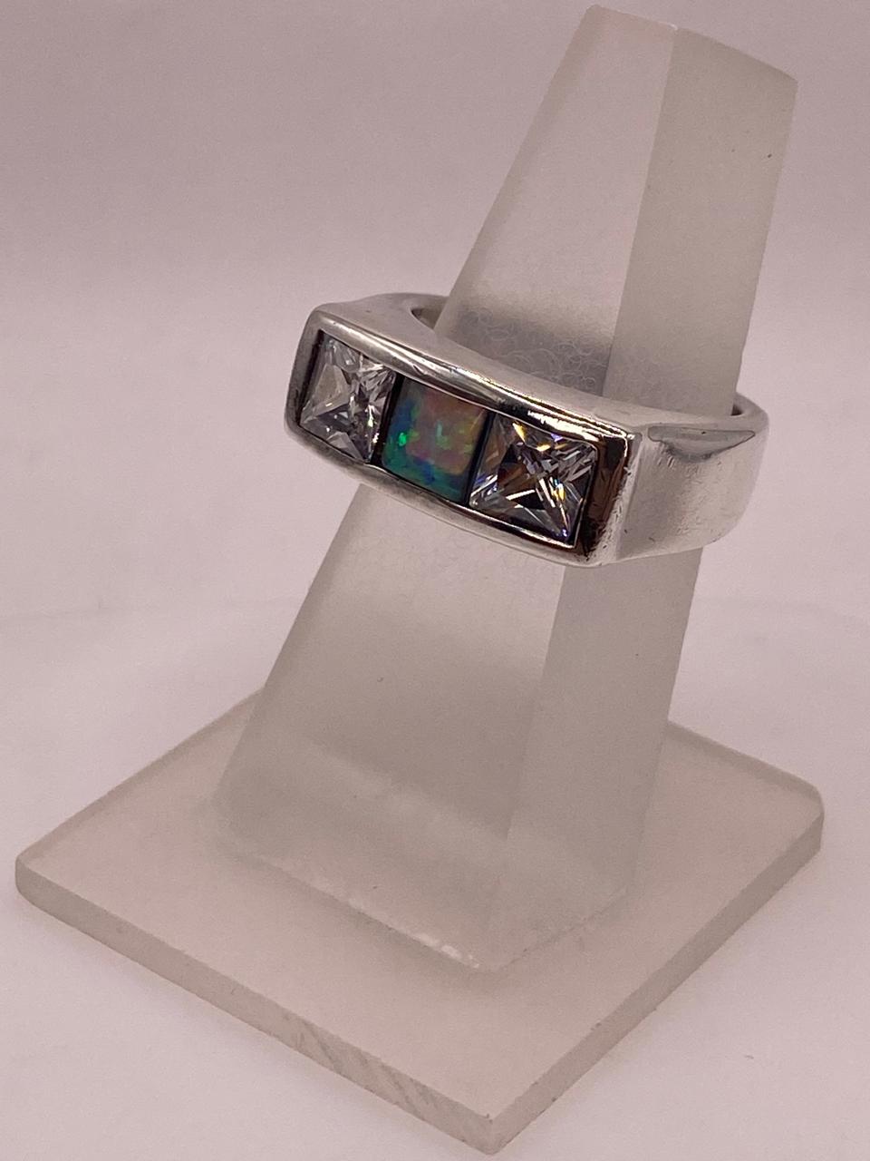 Anillo Moderno con Ópalo de Fuego y Circonias en Plata .925, vista frontal