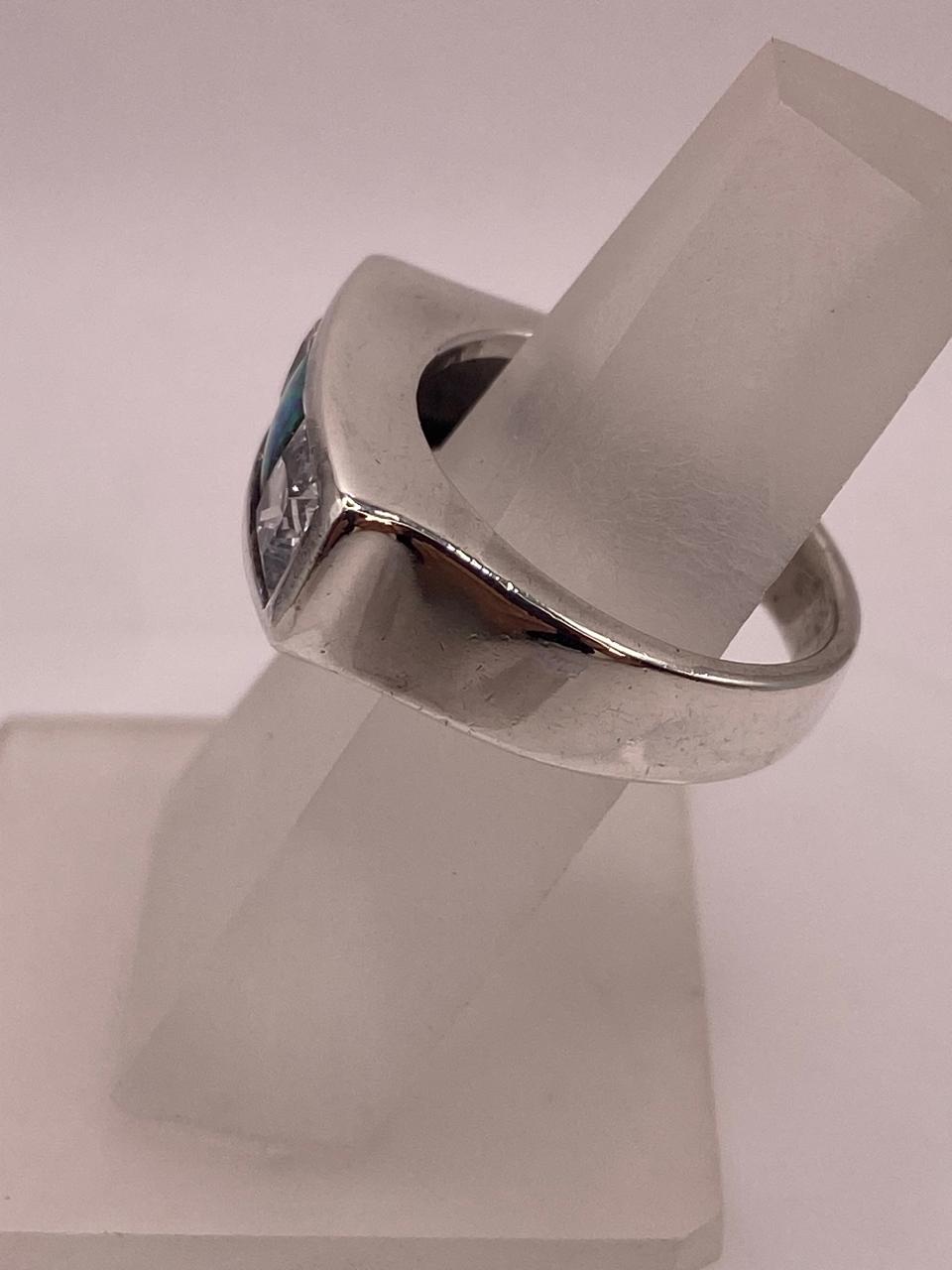 Anillo Moderno con Ópalo de Fuego y Circonias en Plata .925, vista de detalle