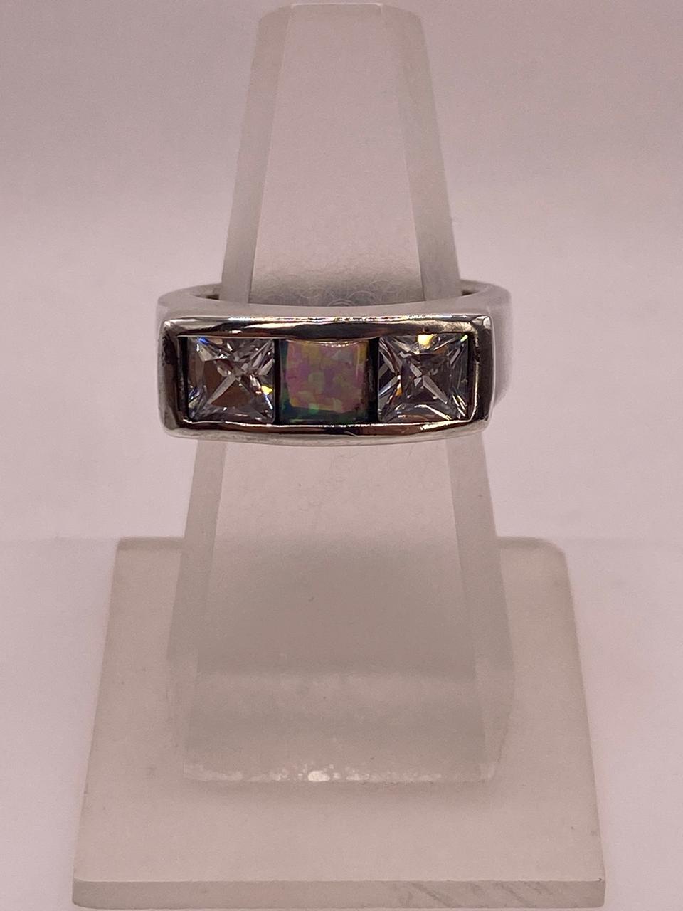 Anillo Moderno con Ópalo de Fuego y Circonias en Plata .925 — ángulo diagonal