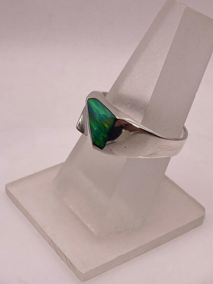 Anillo Moderno de Plata 925 con Ópalo de Fuego, vista de detalle