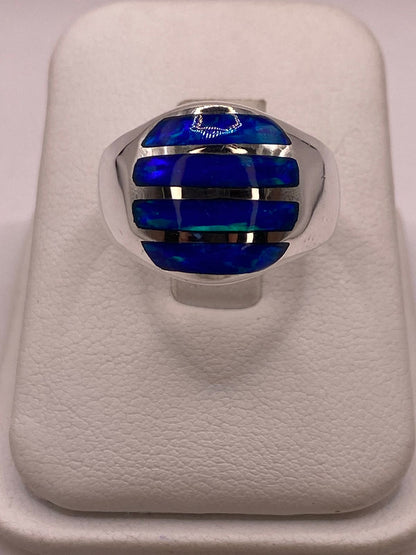 Anillo Moderno en Plata Ley 925 con Ópalo de Fuego Azul — ángulo diagonal