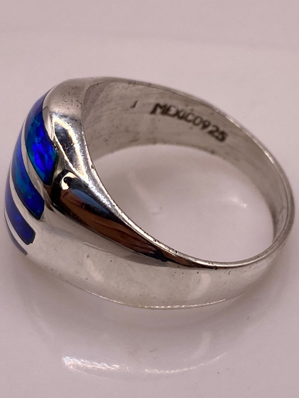 Anillo Moderno en Plata Ley 925 con Ópalo de Fuego Azul, vista de detalle