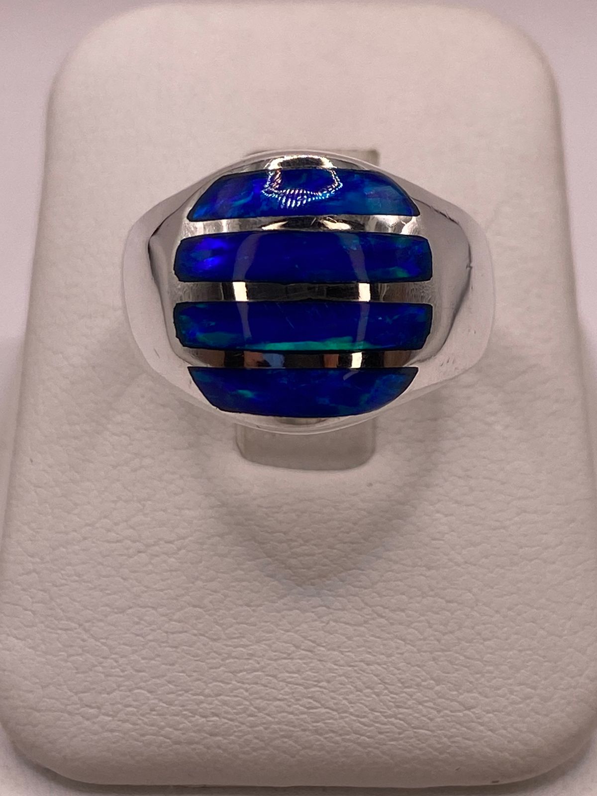 Anillo Moderno en Plata Ley 925 con Ópalo de Fuego Azul, vista frontal